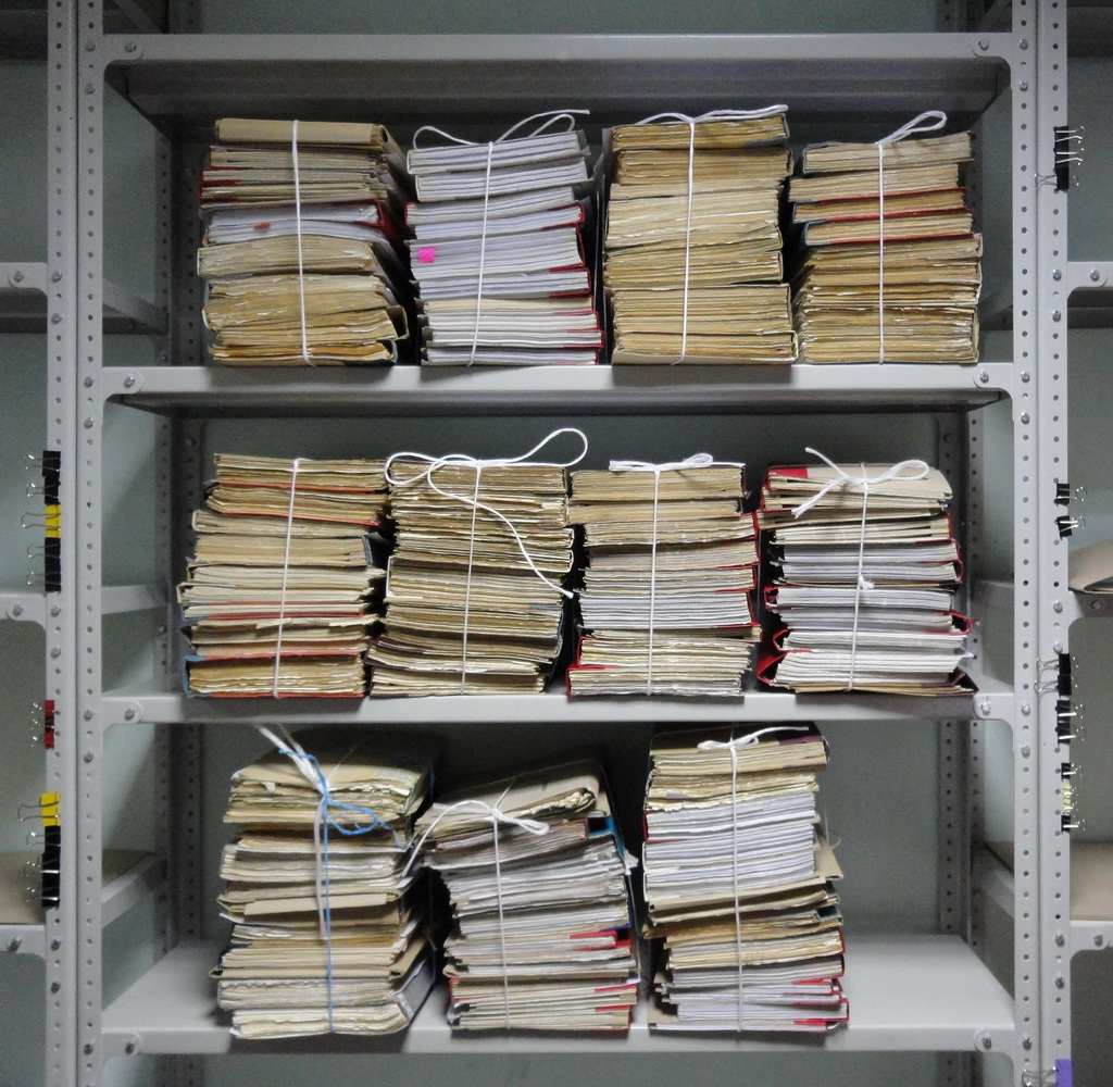 Процессы обработки хранения документов. Архивные системы хранения документов. Архивное хранение документов. Архивные коробки для хранения документов. Хранение бумажных документов.